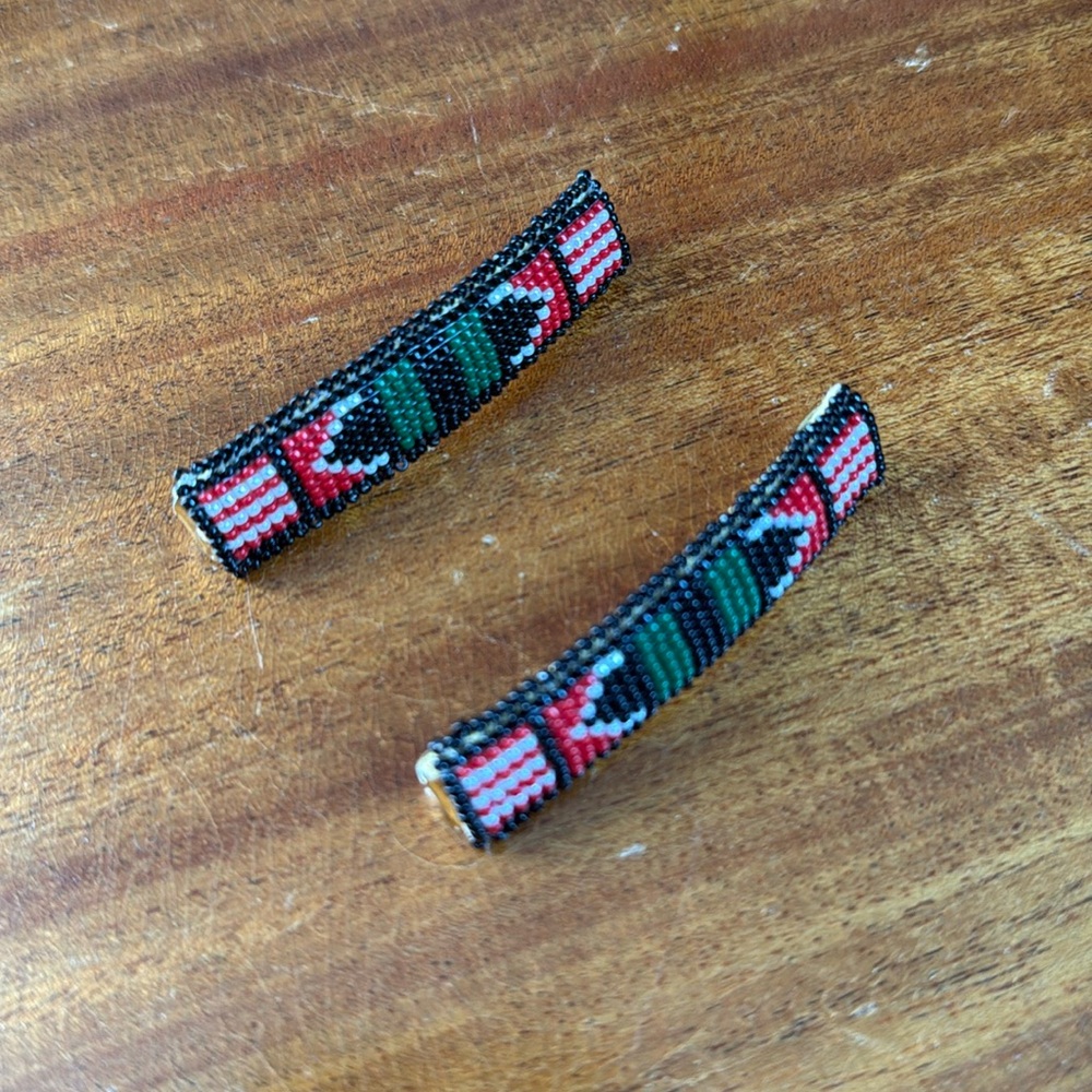 Taos Pueblo Native American Made Beaded Hair Clips in Red, Green, Black & White - Picture 3 of 4